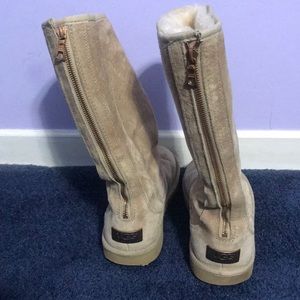 UGGS w/ zipper on back. GREAT condition!!